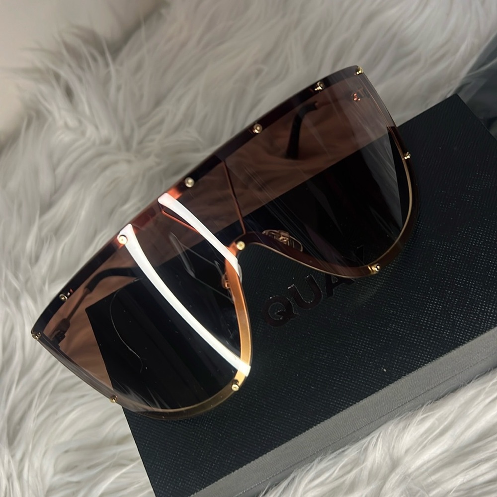 Quay on set shield sunglasses in gold